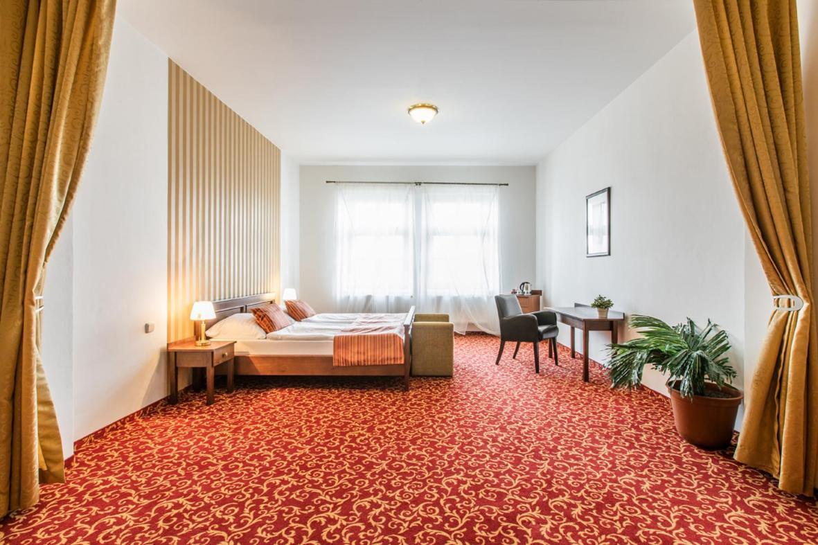 Hotel U Zlateho Kohouta Kroměříž Exterior foto