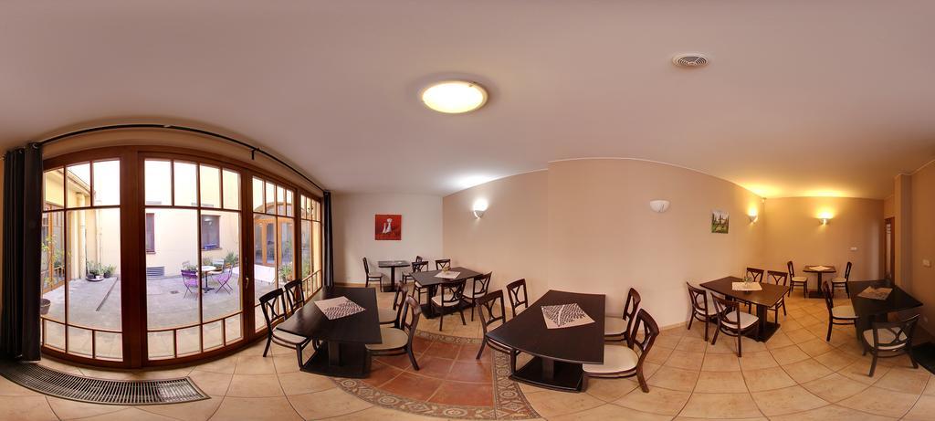 Hotel U Zlateho Kohouta Kroměříž Exterior foto